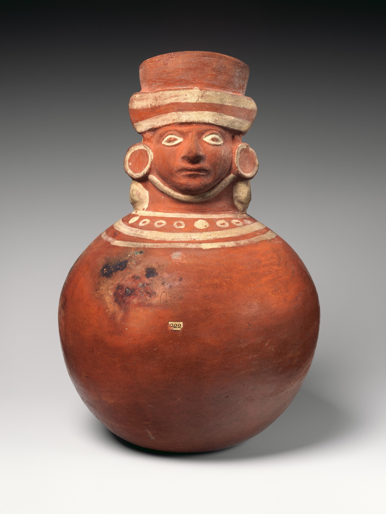 Moche vessel with a face-shaped neck